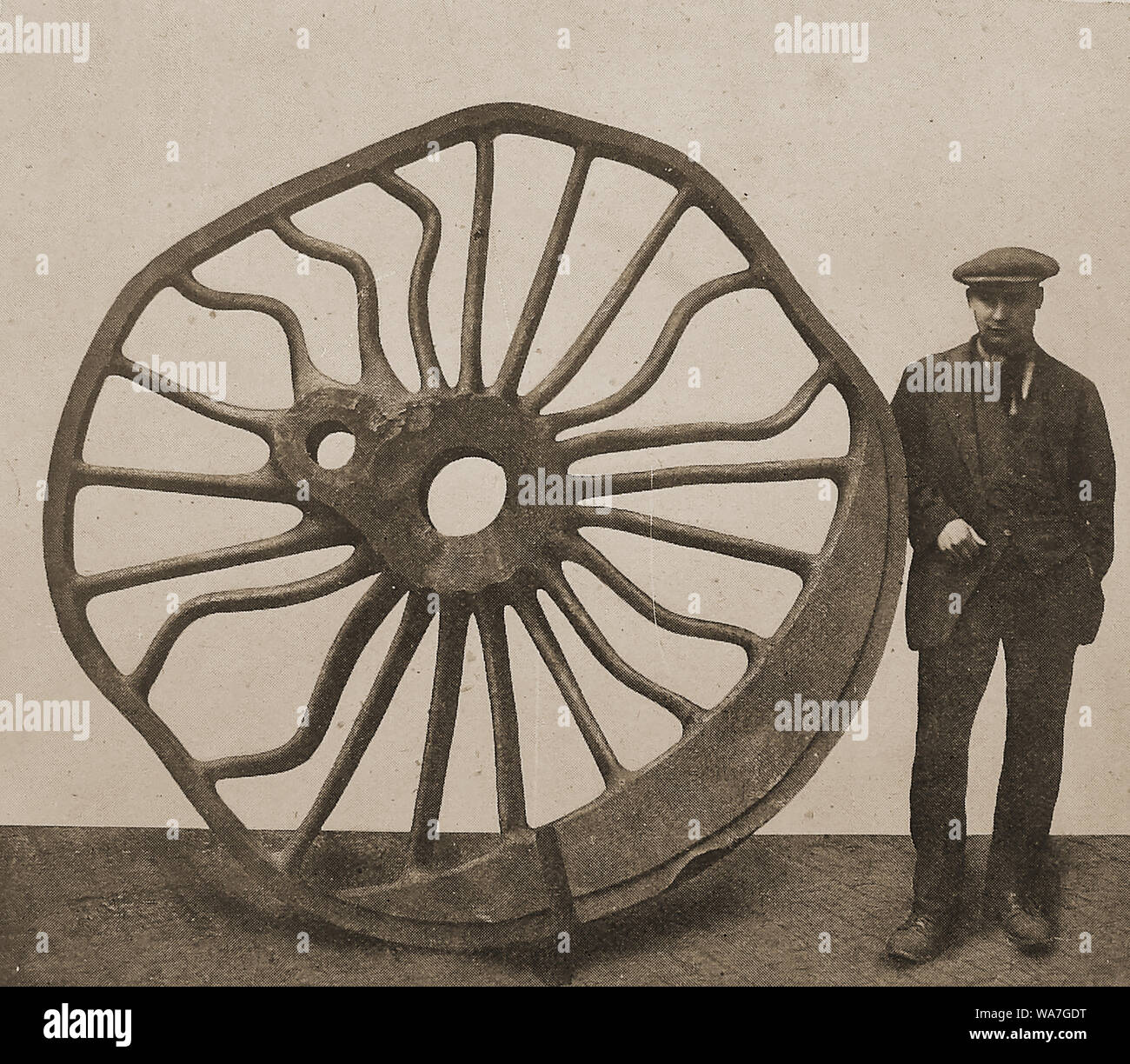 (Hadfields Ltd, Hecla und Osten Hecla Sheffield, Yorkshire). Sie begann mit der Produktion im Jahre 1869 und wurde im Jahr 1967 privatisiert und in Legierungen Gussteile spezialisiert. Dieses Foto zeigt das Ergebnis einer Festigkeitsprüfung in den 1940er Jahren - Dieses Rad (eine einer Batch) hat zahlreiche Falltests unterzogen, bevor seine Pendants in Produktion genommen wurden. Das Einkaufszentrum Meadowhall jetzt gilt für die Website eines der stahlwerke Stockfoto