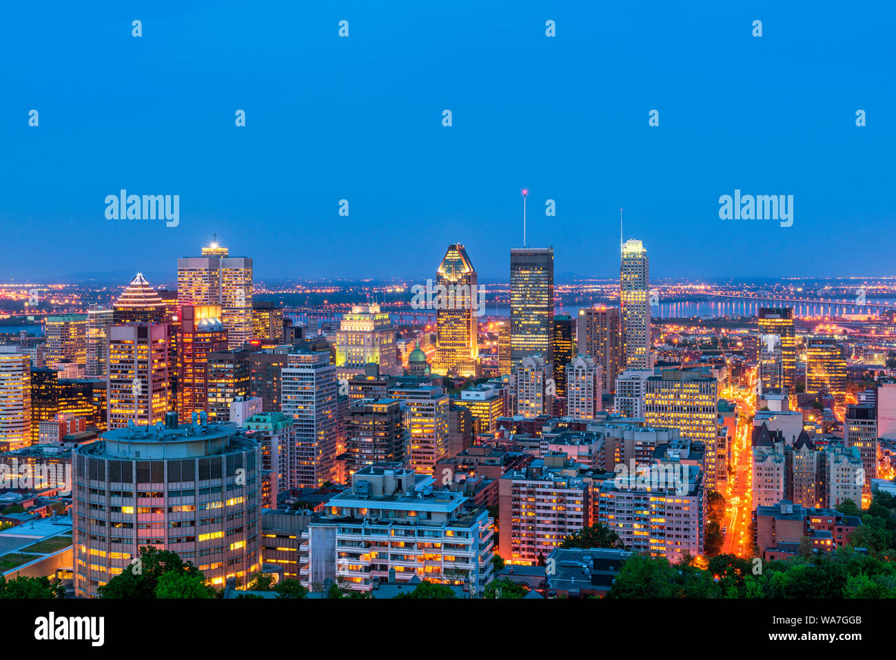 Skyline von Montreal Kanada bei Dämmerung Stockfoto