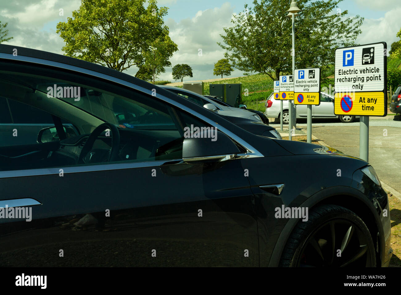 Tesla Ladestationen für Elektroautos. Dart Farm, Topsham Devon, Großbritannien Stockfoto