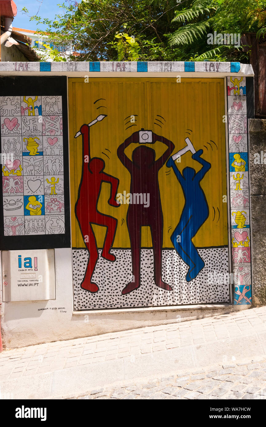 Portugal Vila Nova de Gaia street scene Graffiti Figuren tanzen gemalten Tafeln Pinsel Kamera T Square bunt Homenagen ein Keith Haring 7/2018 Stockfoto