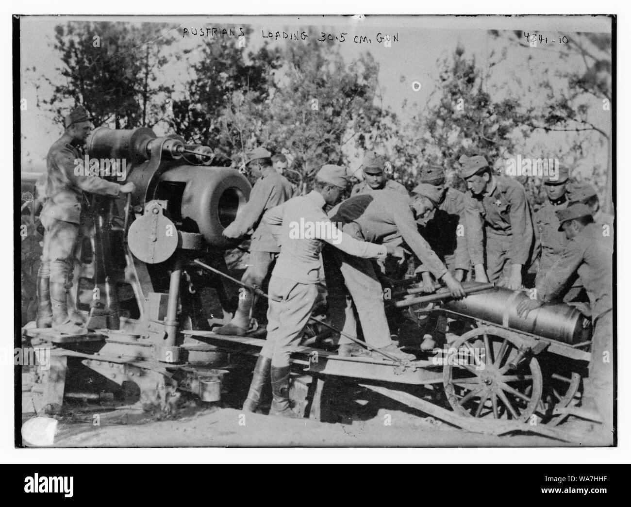 Österreicher laden 30,5-cm-Geschütz Stockfoto