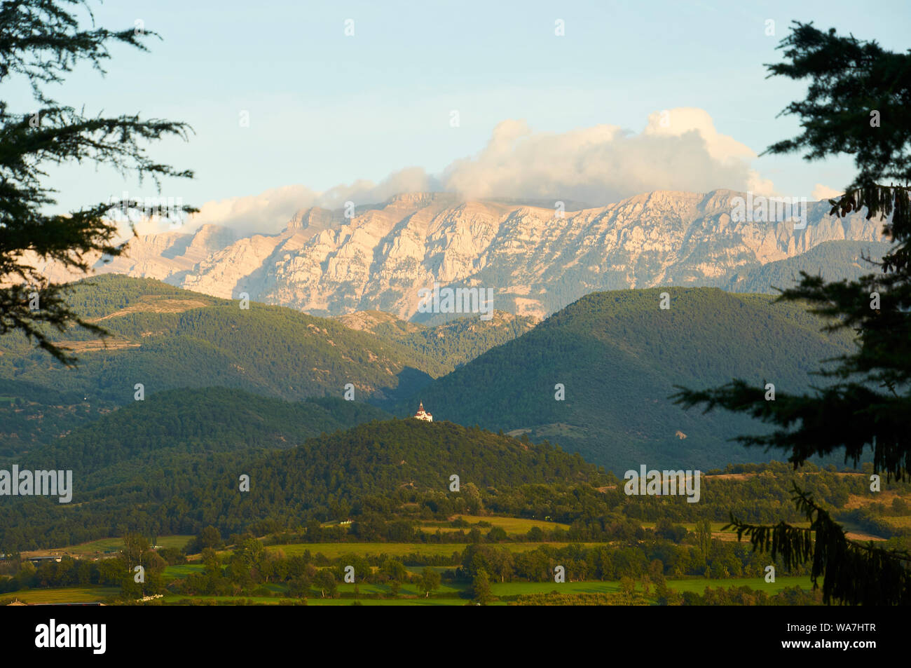 Blick auf die Bergkette der Sierra del Cadi und Sant Antoni del Tossal Kapelle von La Seu d'Urgell (Alto Urgel, Lleida, Pyrenäen, Katalonien, Spanien) Stockfoto