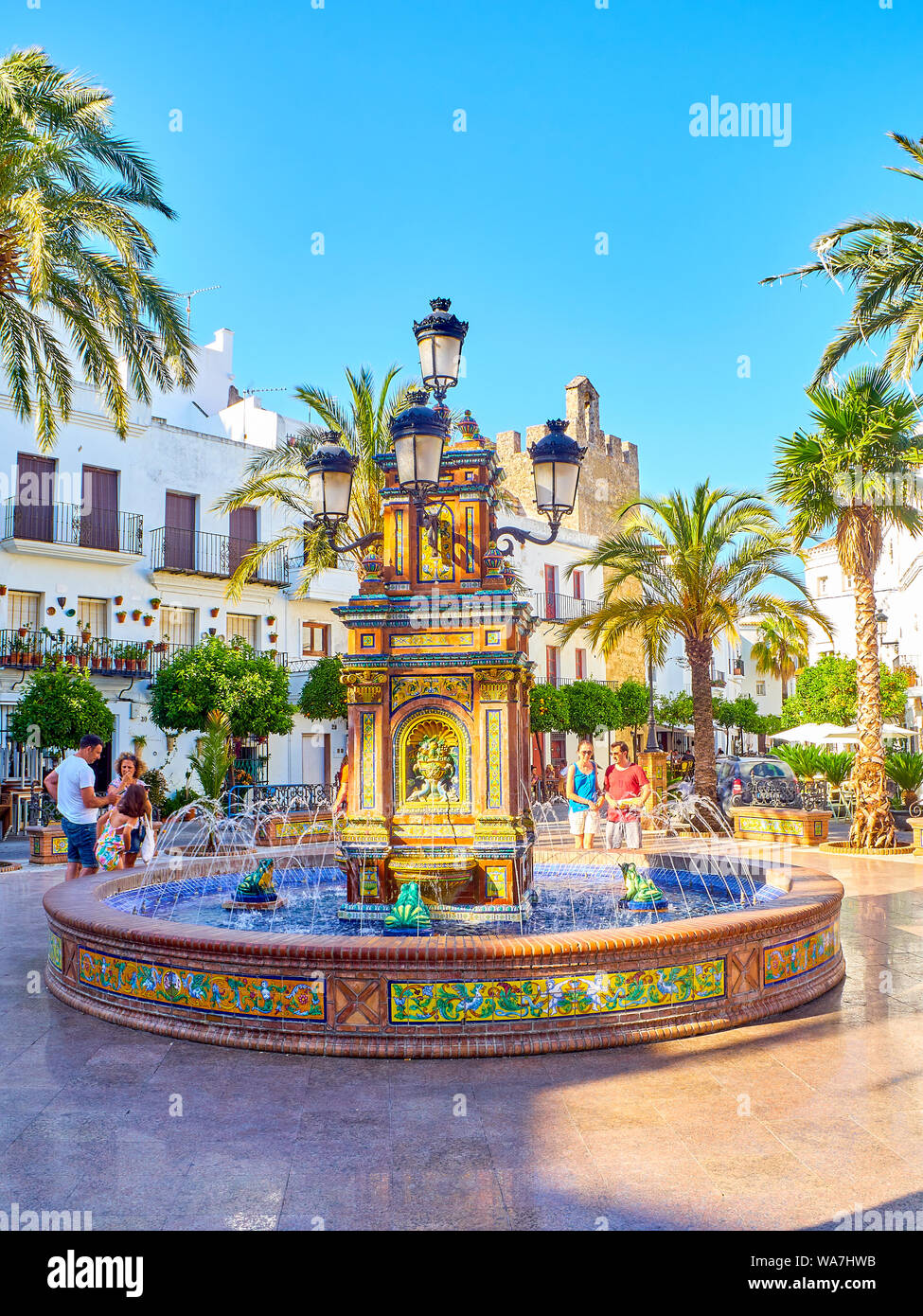 Fliesen- Brunnen der Plaza de Espana Platz wissen auch als "Plaza de los Pescaitos. Provinz Cadiz, Andalusien, Spanien. Stockfoto