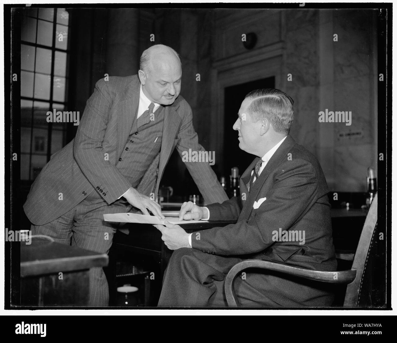 Auto Magnaten erscheinen vor dem Monopol Ausschuss. Washington, D.C., 6. In einer Unordnung ging Paul G. Hoffman, rechts, Präsident der Studebaker Corporation und H.C. Vance, Vorsitzender des Vorstandes, kurz bevor sie erschien vor dem Monopol Ausschuss heute. Beide erklärte vor dem Ausschuss, dass die Automobilindustrie und amerikanischen Produzenten in der Regel nicht wünschen, dass die Vorteile der europäischen Krieg zu nehmen, die Preise zu erhöhen Stockfoto