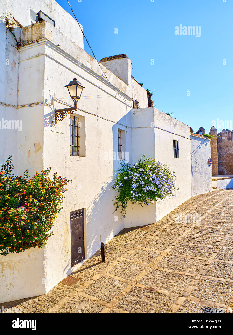 Marques de Tamaron Straße, eine typische Straße der weiß getünchten Wänden von Vejer de la Frontera Stadtzentrum. Provinz Cadiz, Andalusien, Spanien. Stockfoto