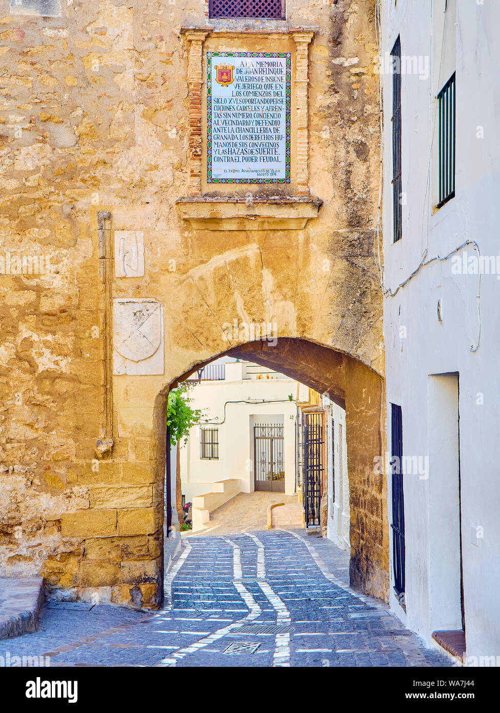 Bogen von La Segur, Arco de La Segur, in der Marques de Tamaron Straße. Vejer de la Frontera Stadtzentrum. Provinz Cadiz, Andalusien, Spanien. Stockfoto