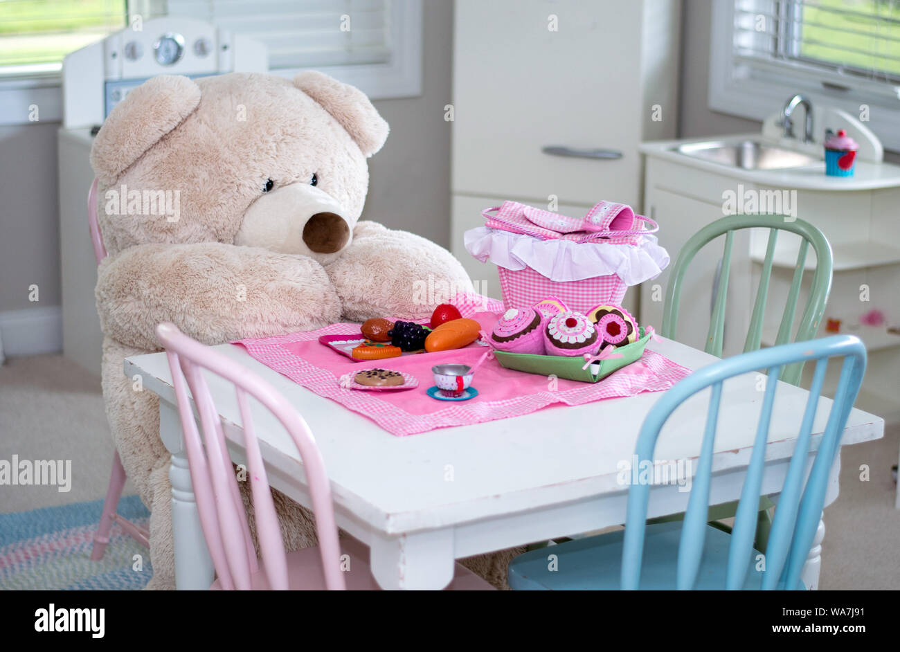 Ein großer Teddybär hat eine bunte Picknick im Spielzimmer Stockfoto