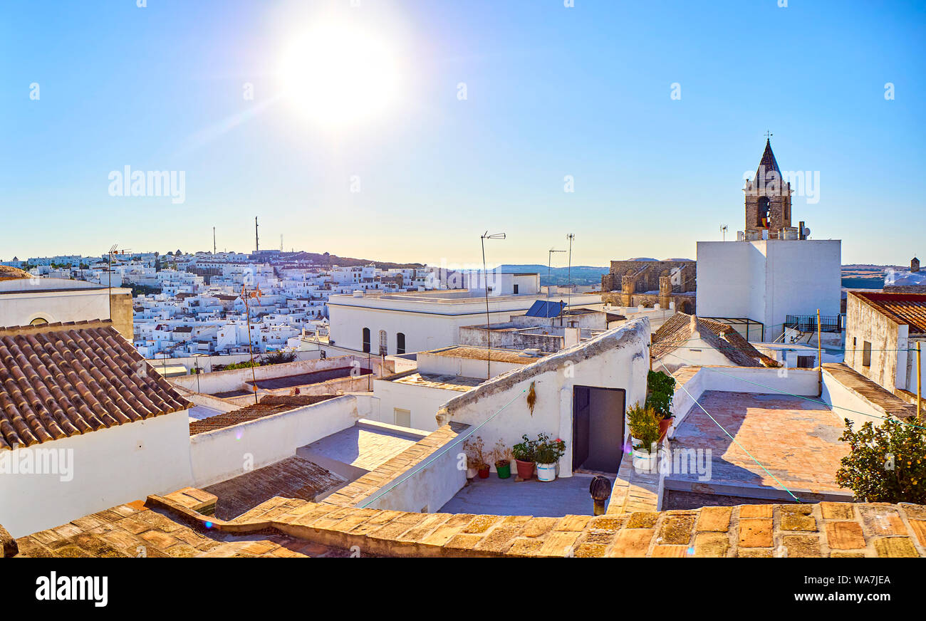 Dächer Ansicht von Vejer de la Frontera downtown bei Sonnenuntergang. Vejer de la Frontera, Provinz Cadiz, Andalusien, Spanien. Stockfoto