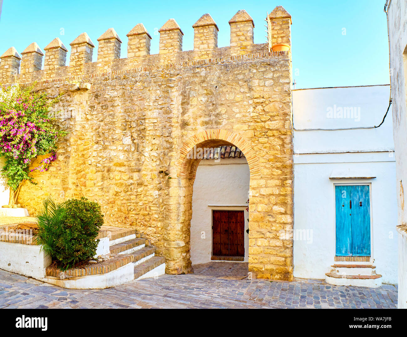 Bogen der geschlossenen Tür, Arco de La Puerta Cerrada, im Jüdischen Viertel von Vejer de la Frontera Stadtzentrum. Provinz Cadiz, Andalusien, Spanien. Stockfoto