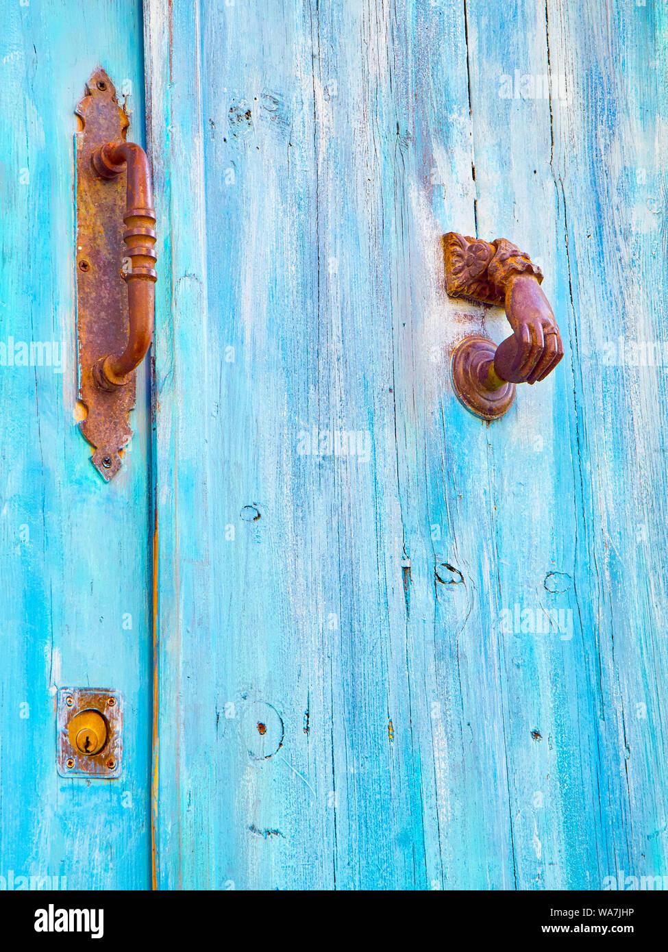 Blaue Tür mit der Hamsa oder die Hand von Fatima im jüdischen Viertel von Vejer de la Frontera Stadtzentrum. Provinz Cadiz, Andalusien, Spanien. Stockfoto