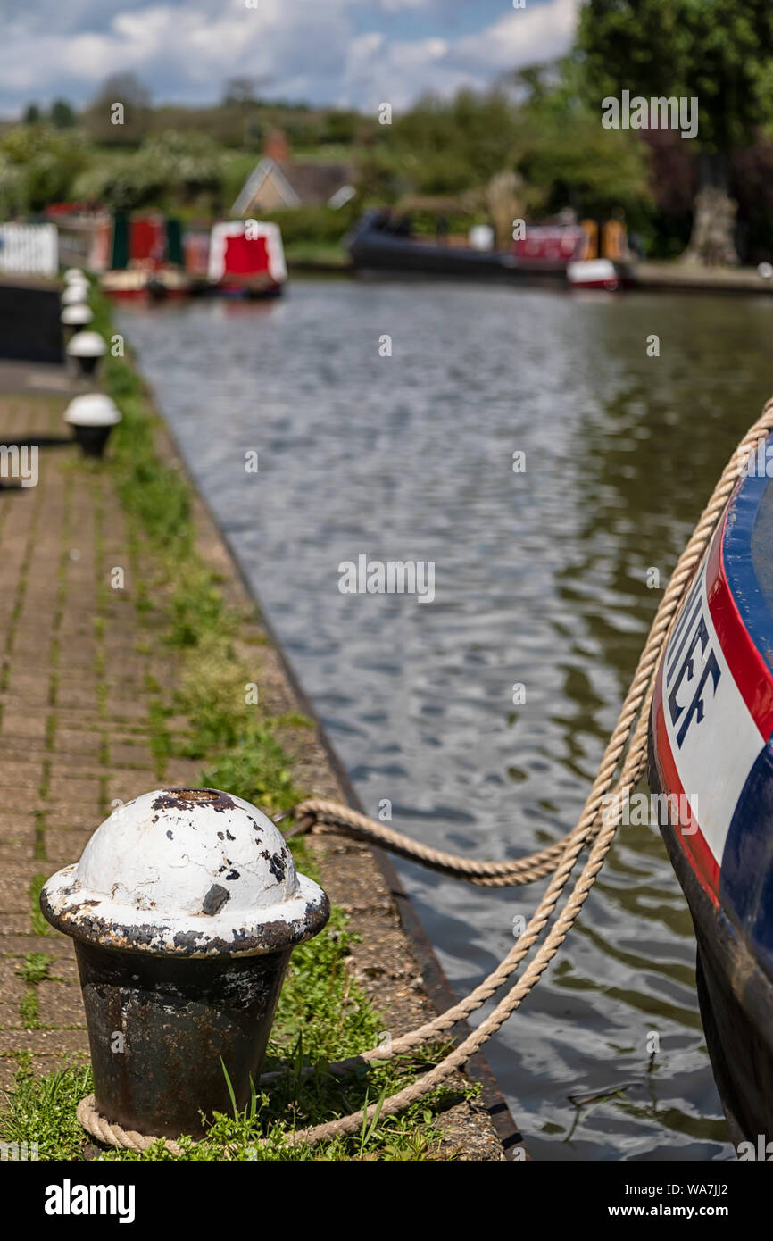 STOKE BRUERNE, NORTHAMPTONSHIRE, Großbritannien - 10. MAI 2019: Gußeisen-Bollard und Festungsleinen auf dem Abschleppweg des Grand Union Canal Stockfoto