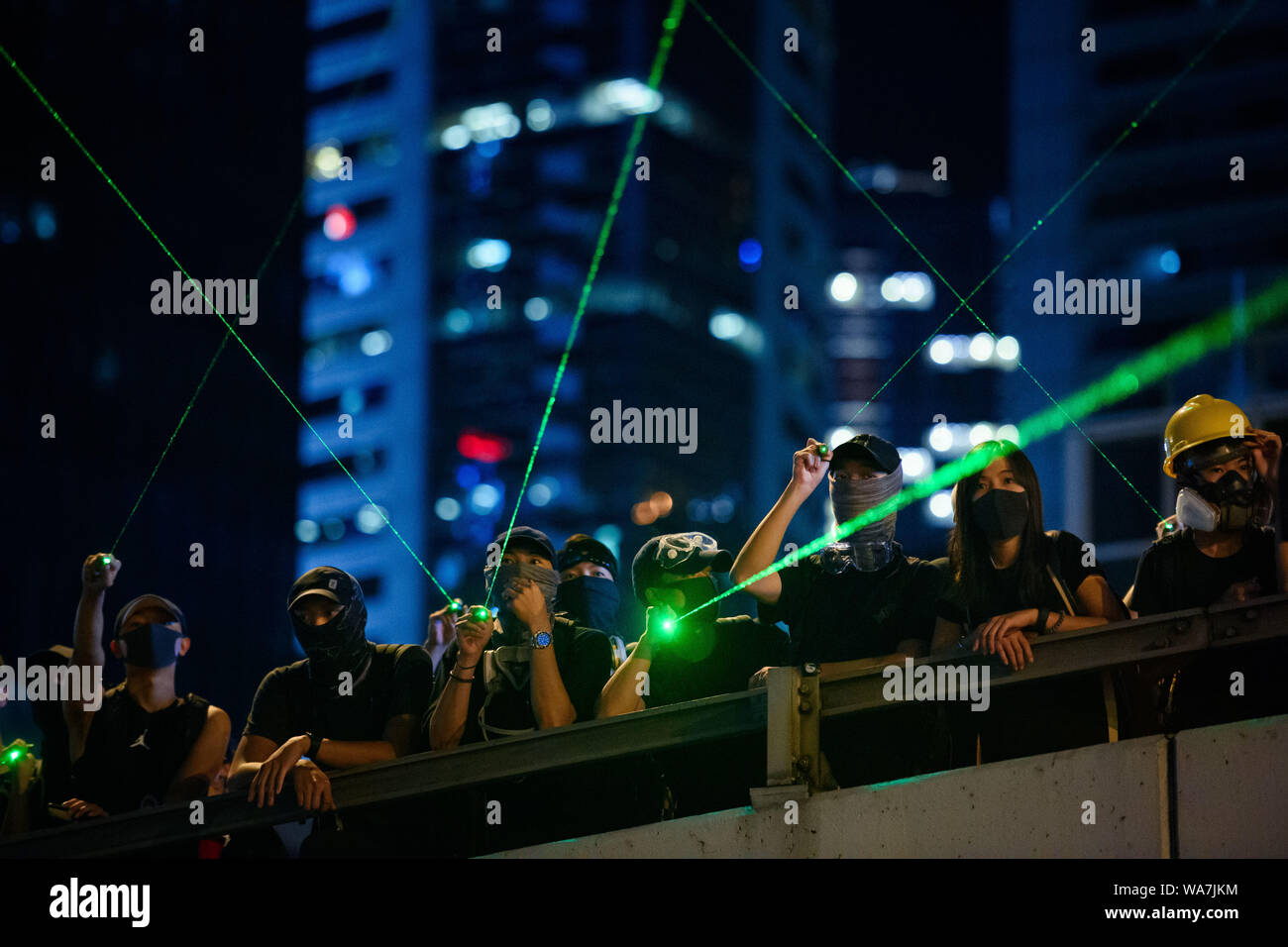 Hongkong, China. 18. August 2019. Demonstranten Leuchten mit Laser Pointer während einer Protestaktion auf die Hong Kong Regierung Gebäude im Zentrum. In der ehemaligen britischen Kronkolonie Hongkong, Proteste gegen den Einfluss von Peking haben in eine neue Runde. Die demokratische Bewegung hat für eine weitere große Demonstration aufgerufen. Quelle: dpa Picture alliance/Alamy leben Nachrichten Stockfoto