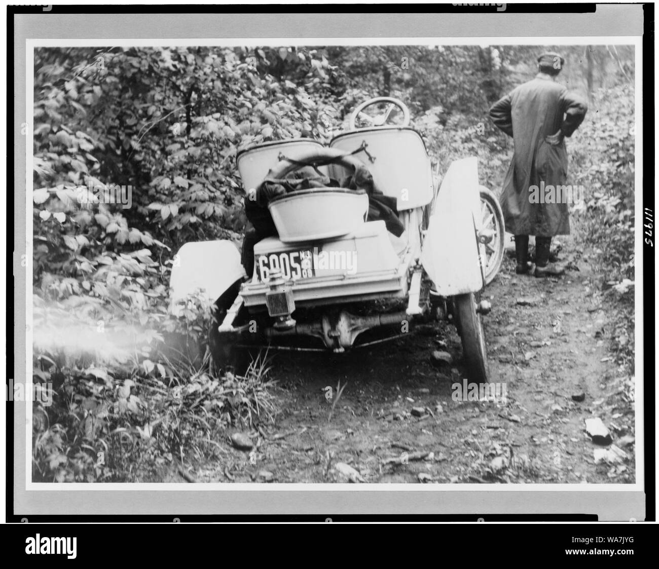 Automobil klemmt im Graben auf der Straße in New York Stockfoto