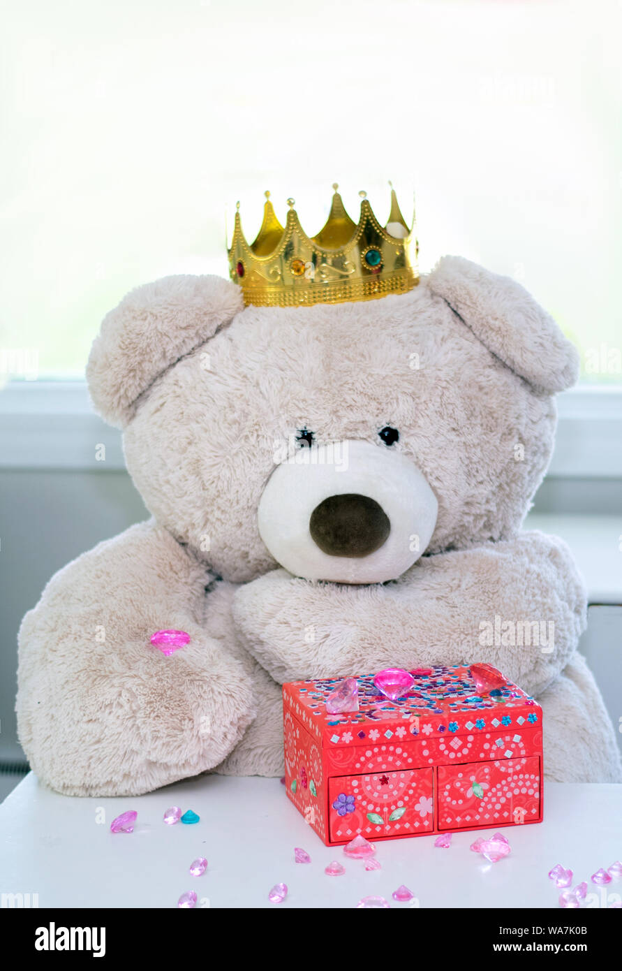 Eine flauschige, gefüllt, royal Bear bewundert seinen Royal Jewels in diesem humorvollen Foto Stockfoto