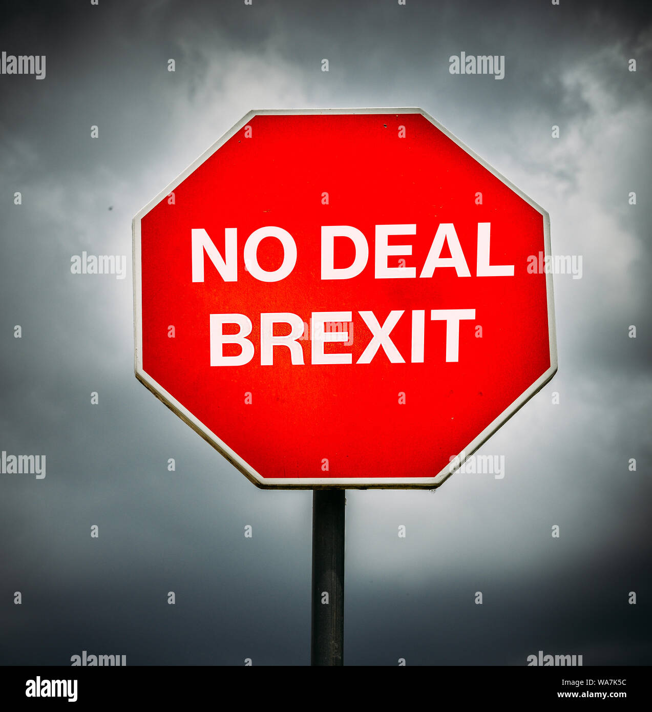 Kein Deal Brexit auf achteck Stoppschild mit Sturm Wolken im Hintergrund geschrieben. Stockfoto