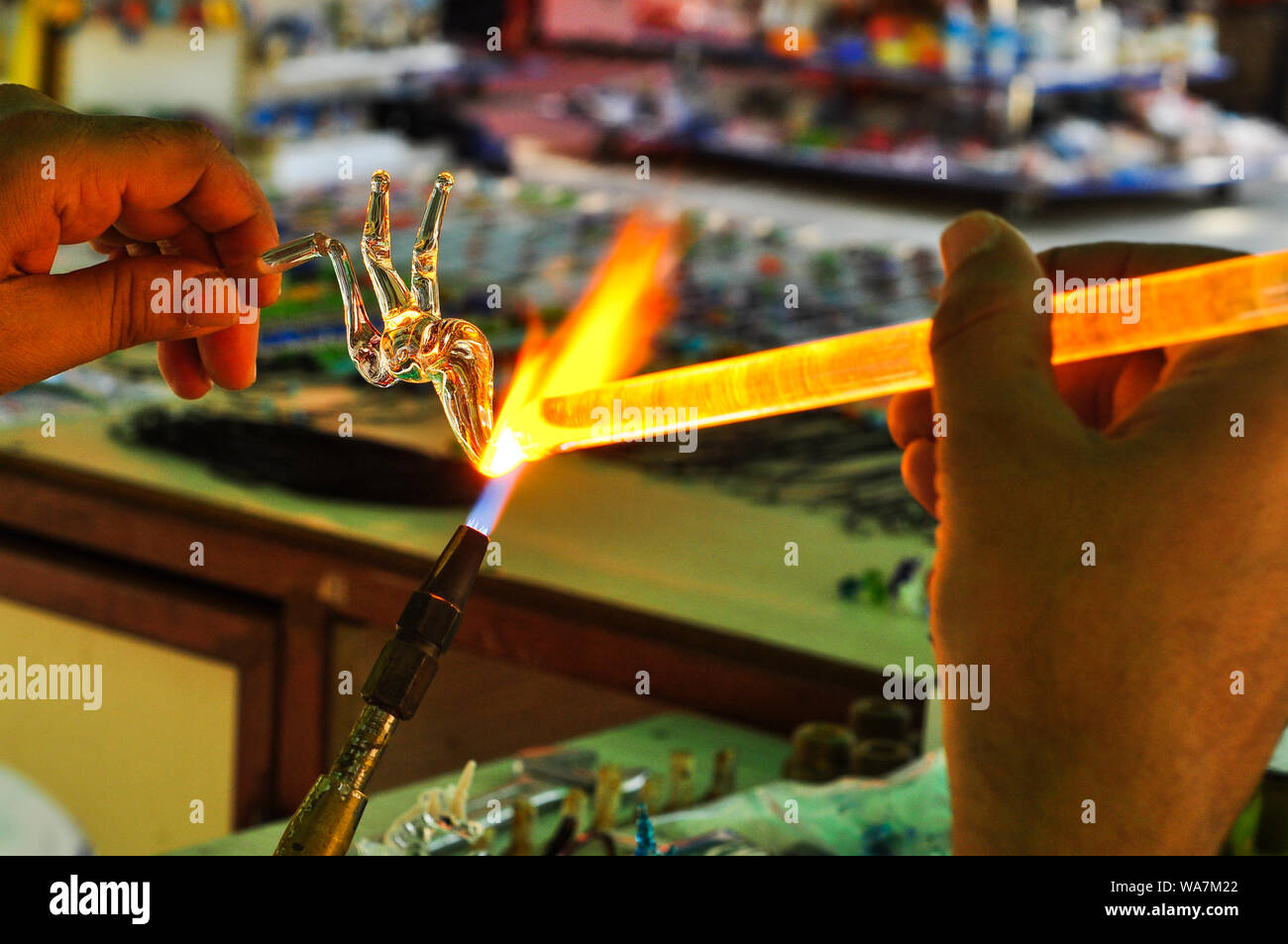Artisan Hände arbeiten mit heißen Glas Stockfoto