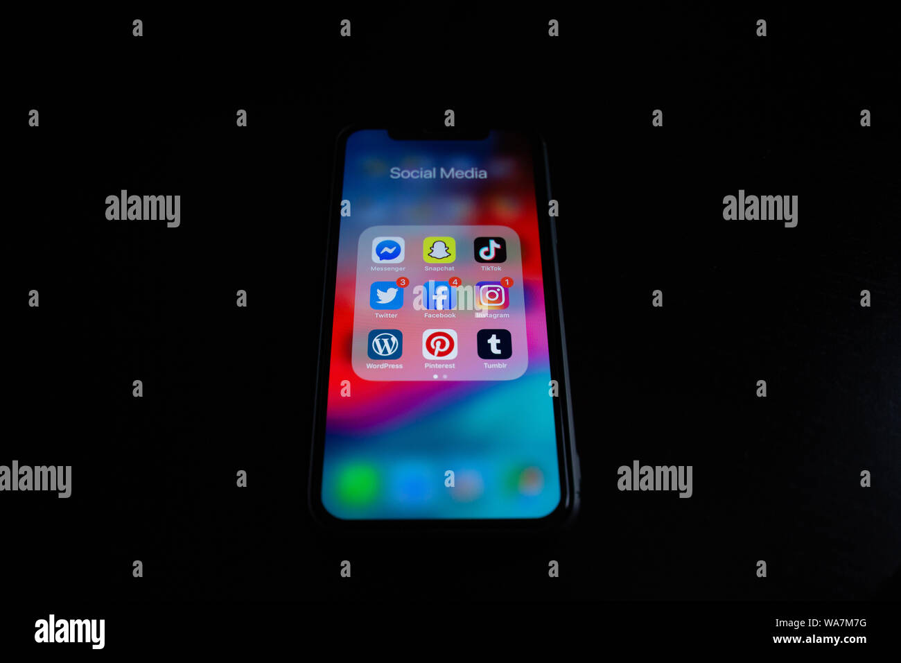 Apple iPhone XS mit Social Media Instagram, Facebook, Pöcking Anwendungssymbole mit Benachrichtigung Stockfoto