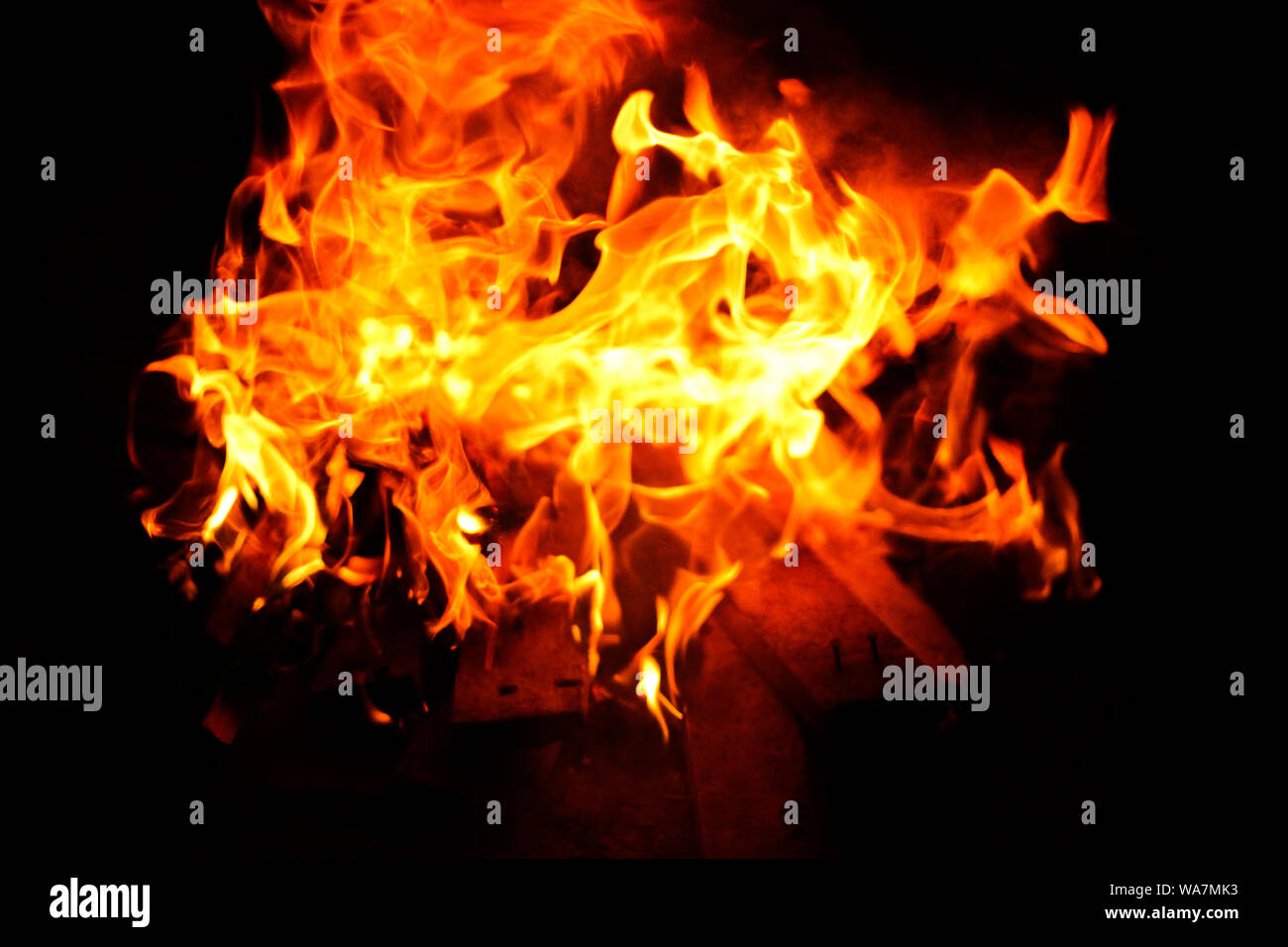 Brennende Flamme isoliert auf Schwarz Stockfoto