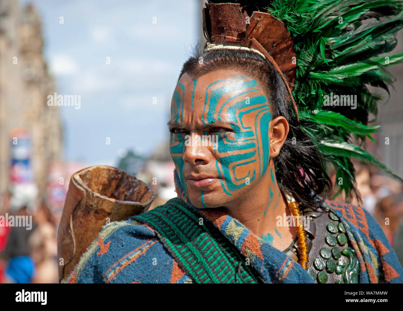 Edinburgh Fringe, Royal Mile, Schottland, UK. 18 August 2019 Julio aus Mexiko fördert seinen Charakter in Ritual Maya, bevor die Leistung auf der High Street. Stockfoto