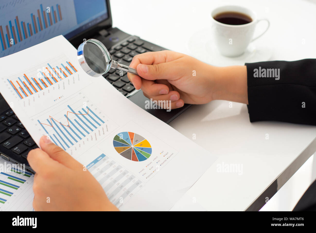 Geschäftsfrau mit finanzieller Dokumente mit Laptop auf dem Schreibtisch Stockfoto
