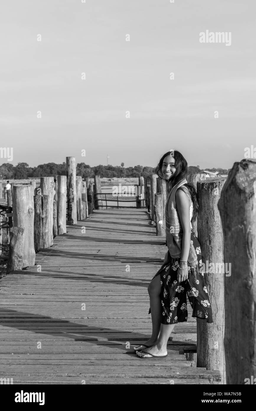 Schwarz-weiß Bild von schönen asiatischen Auge Modell U-Bein Brücke, ein Wahrzeichen von Mandalay, Myanmar posing Stockfoto