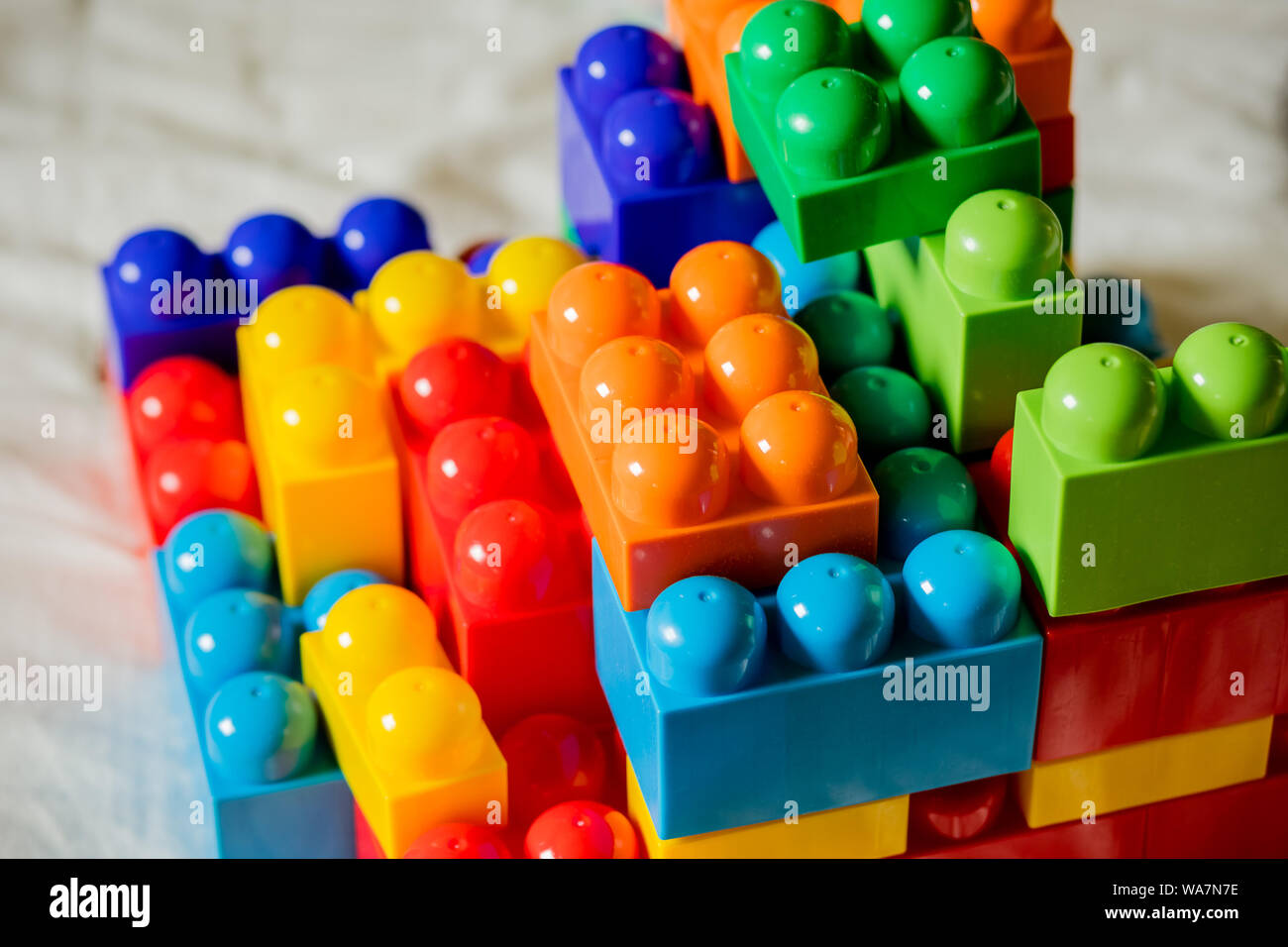 Bausatz. Einzelheiten über eine andere Form von Kunststoff Farbe Kinder  Designer für den Bau. konstruktor Elemente für Kinder. Kunststoff hoher  Qualität Stockfotografie - Alamy