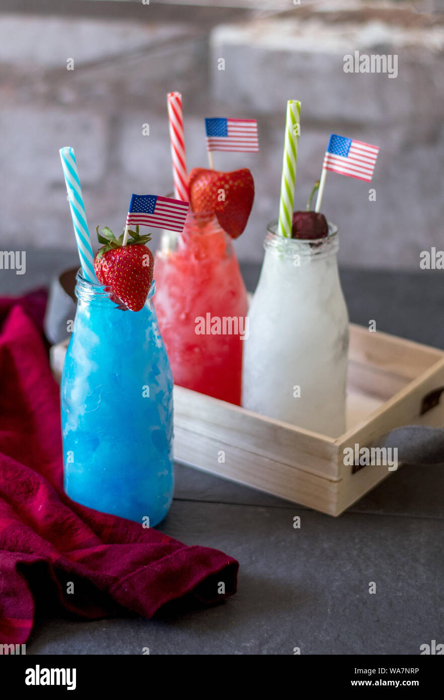 Alkoholische Getränke für Erwachsene mit Limonade, Limonade, Wodka und Erdbeere, auch Blue Curacao und gefrorene Limonade Stockfoto