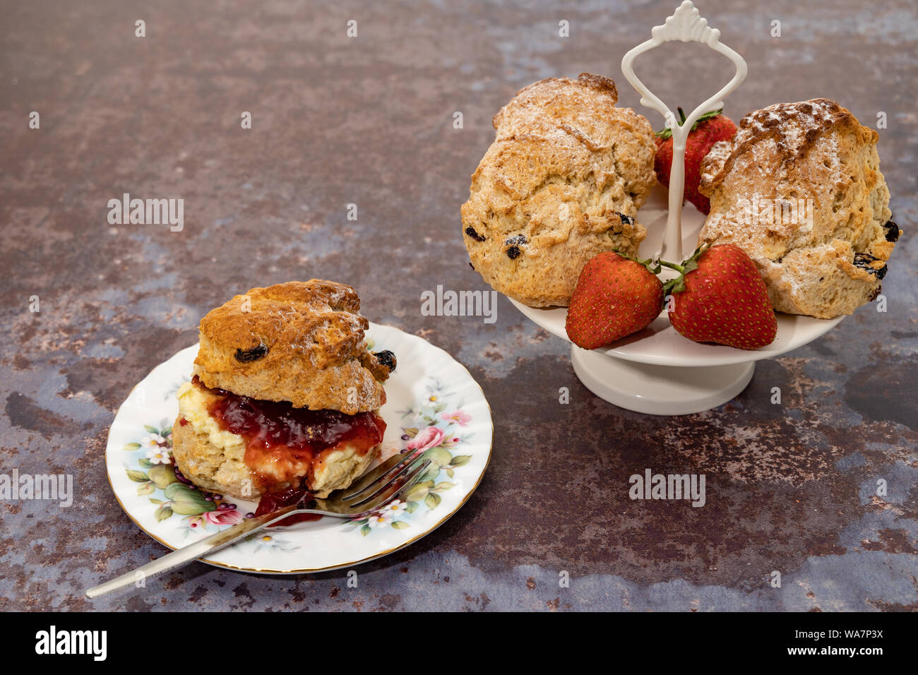 Scone mit Sahne und Marmelade - englischen Cream Tea Stockfoto