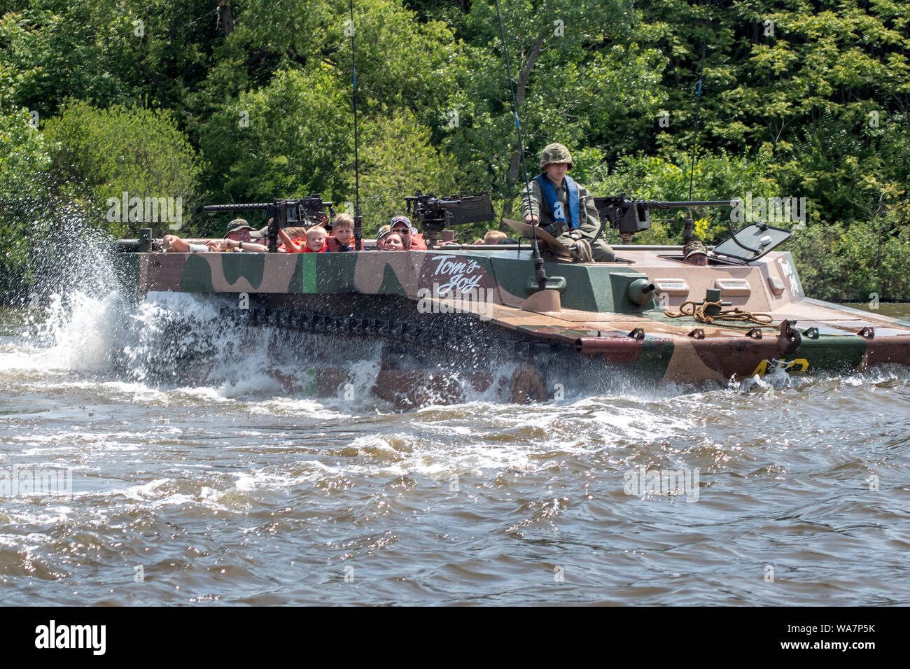 Hl. Joseph, MI USA Juni 22, 2019; eine militärische Amphibienfahrzeug Transporte Zivilisten auf der St. Joseph River, während der Damit wir Ereignis vergessen. Stockfoto