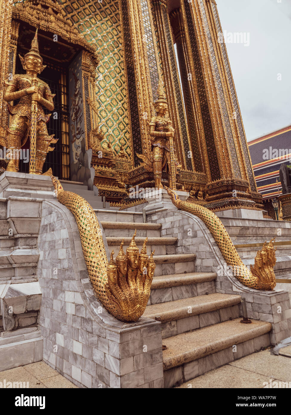 Nahaufnahme der goldenen Dekorationen und Verzierungen des Tempels des Smaragdbuddhas, des Grand Royal Palace in Bangkok, Thailand. Details zu Gold und Rich Art Stockfoto