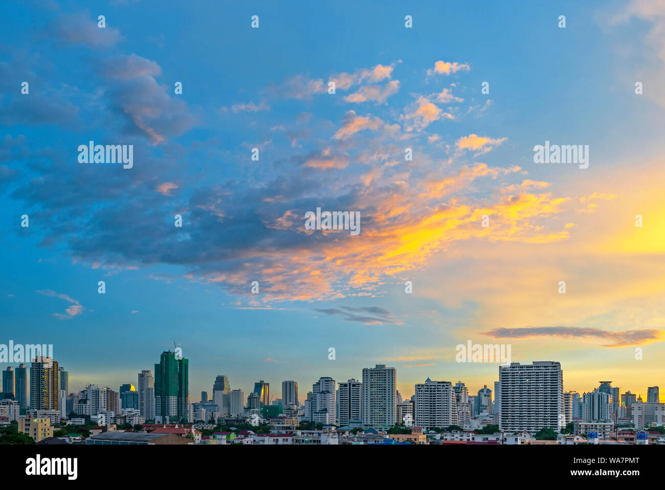 Die modernen Wolkenkratzer und städtischen Skyline von Bangkok während einer farbenfrohen Sonnenaufgang, Thailand. Stockfoto