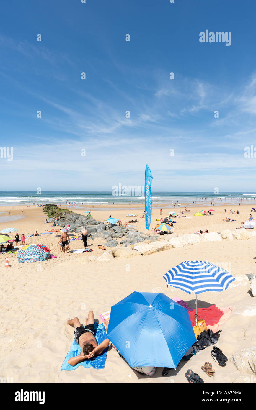 LACANAU, Frankreich - 08-17-2019: der Strand von Lacanau während der Surf Festival, das im Jahr 2019 ihr 40-jähriges Bestehen gefeiert. Stockfoto