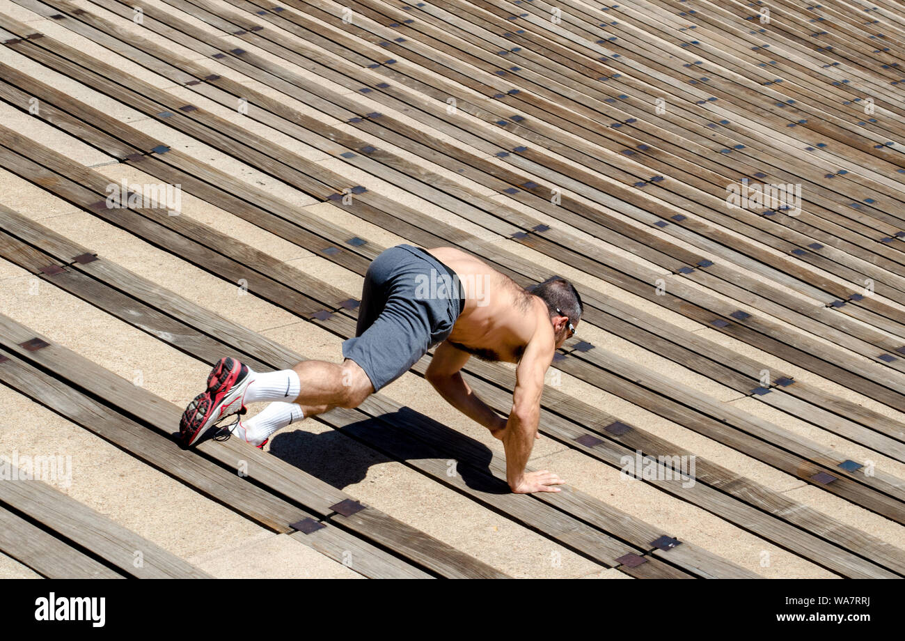 Aug 8 2014 Morrison CO USA; ein Mann arbeitet bei Red Rocks Amphitheater, mit der Treppe für eine harte Arbeit Stockfoto