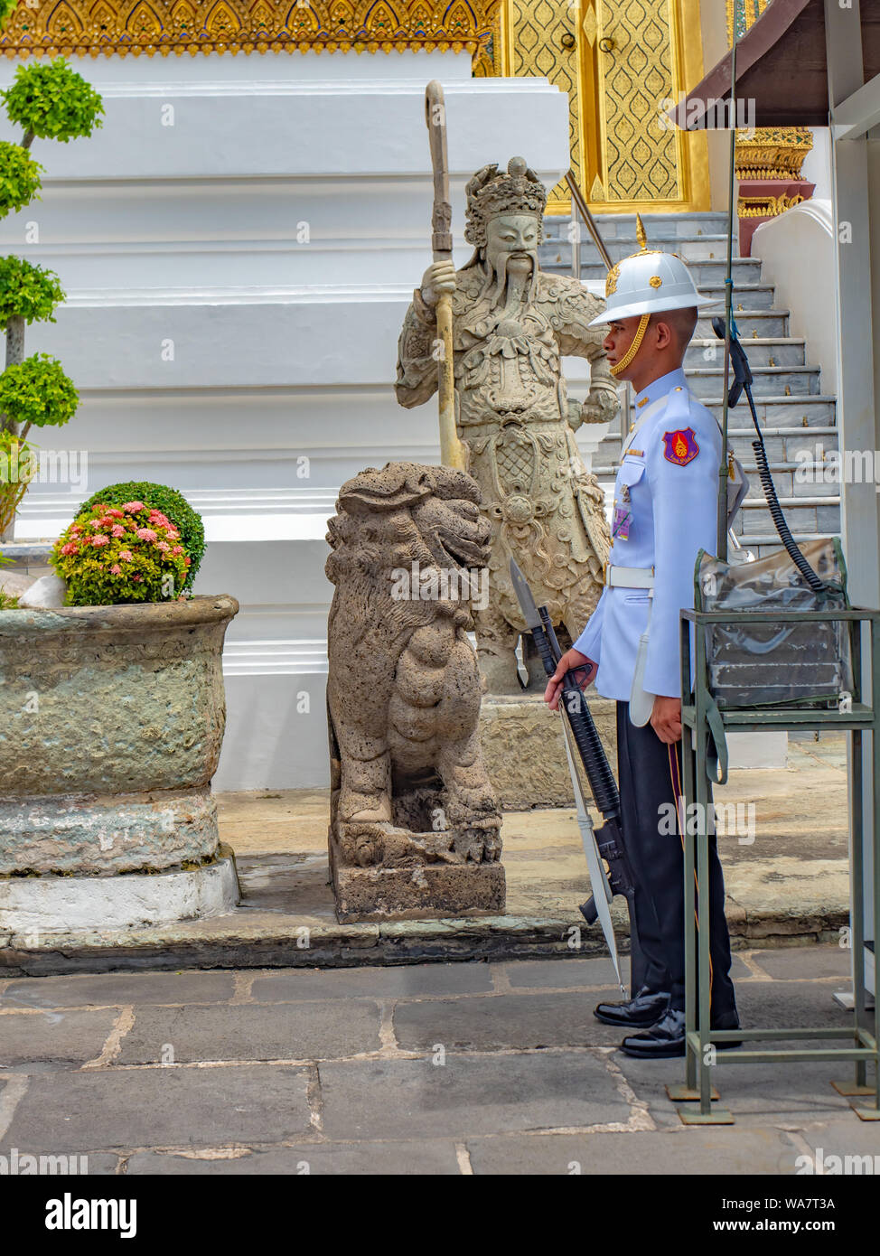 Bangkok, Thailand - Juli 2019: Unidentifizierter Vormund hält Gewehr vor dem Königspalast. Königliche Garde Stockfoto