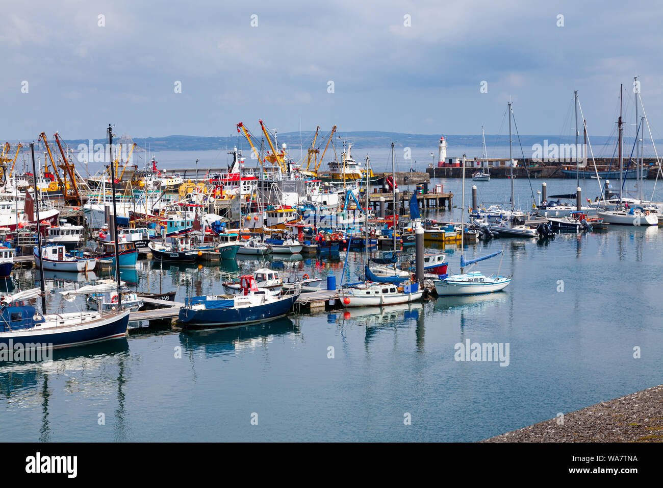 NEWLYN, Cornwall, England - Juli 14., 2019: Newlyn Harbour Cornwall England Großbritannien und wichtiger Fischerhafen an der Küste von Cornwall in Großbritannien Stockfoto