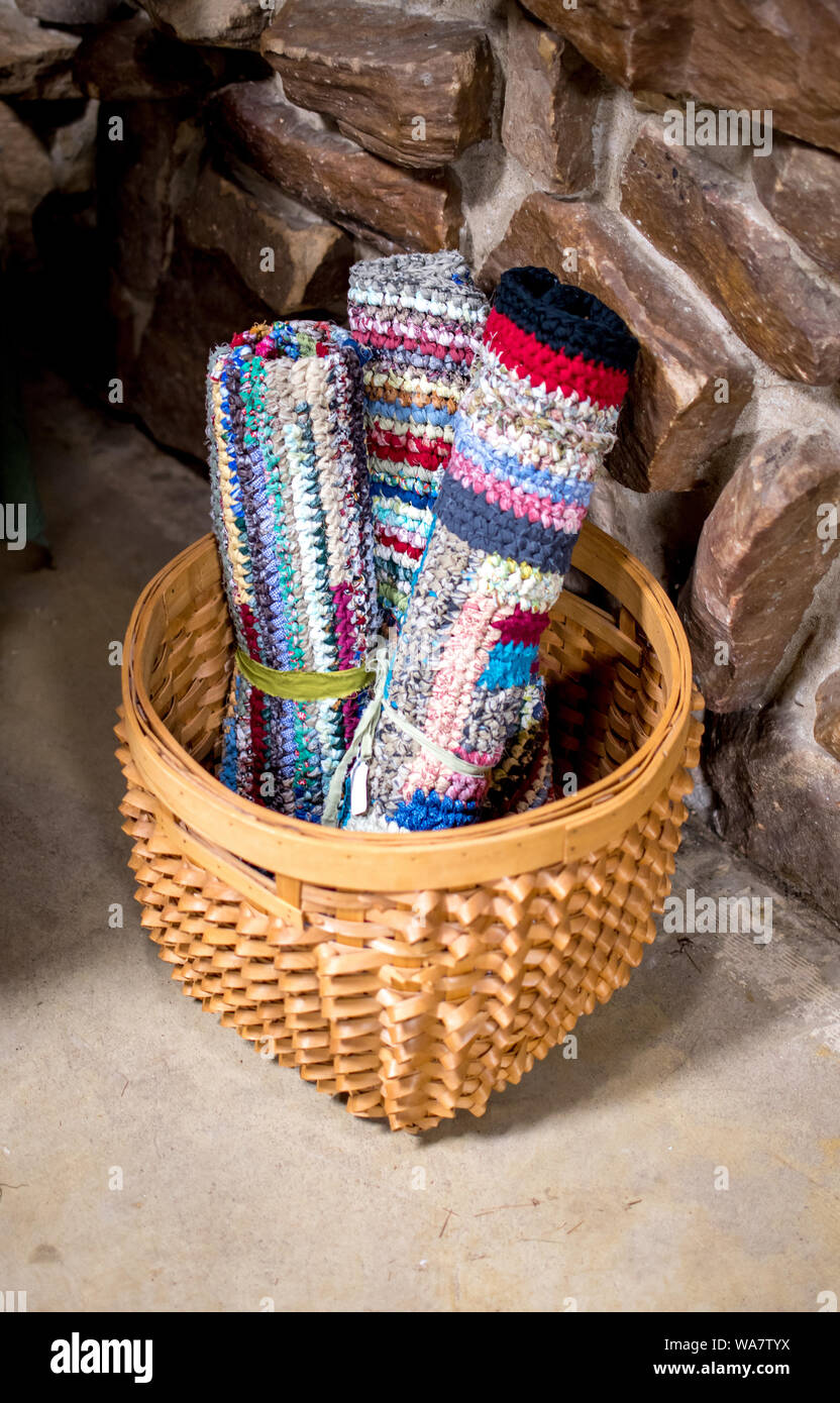 Einen Weidenkorb hält Hand rag Wolldecken zu einem Handwerk Verkauf in Indiana, USA Stockfoto