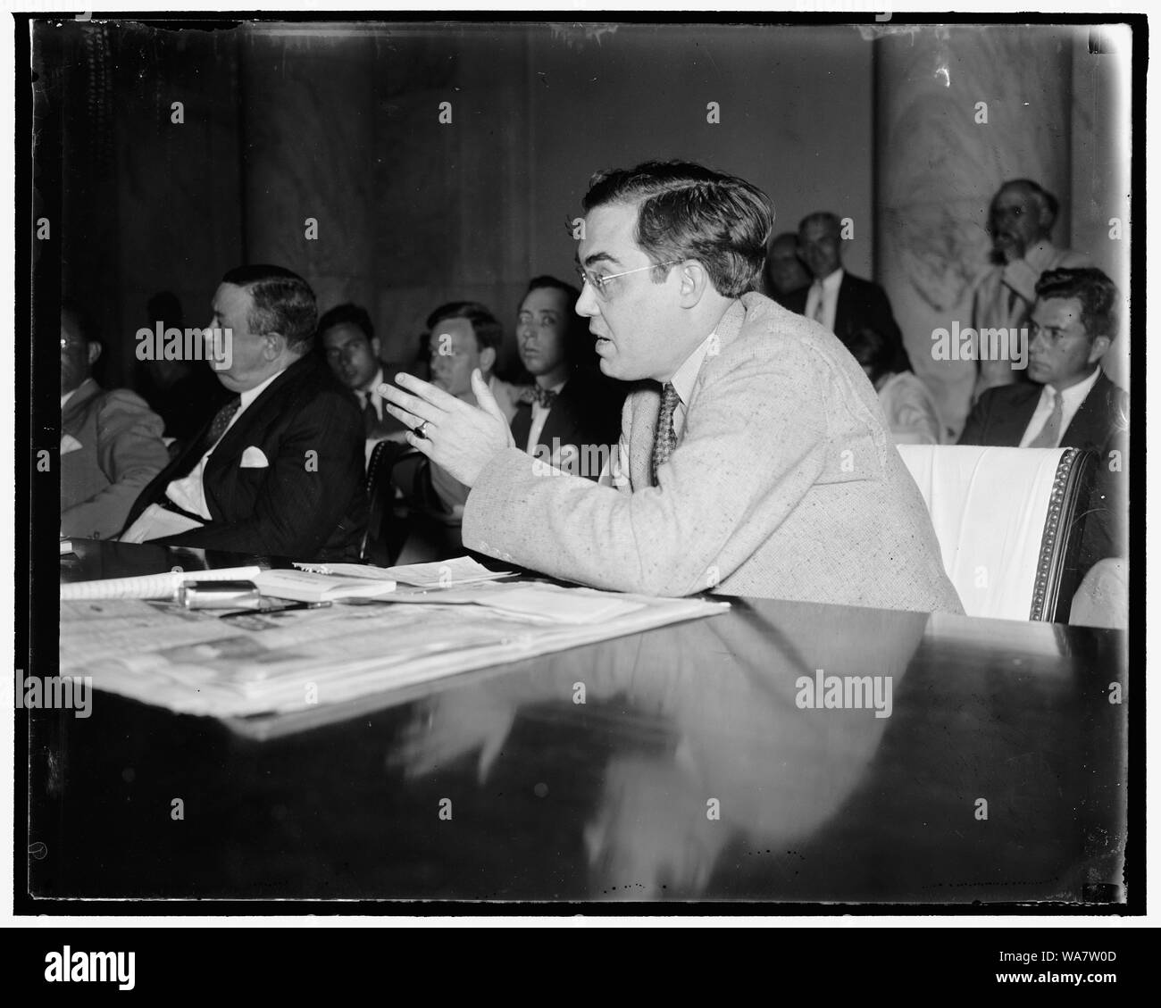 Baby Senator Quiz der Führer. Washington, D.C., Juni 7. Senator Rush D. Holt, West Virginia, häufig das Zeugnis Johannes L. Lewis heute unterbrochen Fragen der C.I.O Chef zu fragen, wie er vor dem Senat und House Arbeitsmarkt Ausschüsse erschienen. Lewis hat seine Wohnung Befürwortung der Black-Connery Rechnung, die darauf abzielen, ist sweatshop Bedingungen zu beschränken und die Einstellung der eine Lohn- und Stunde Gesetz für die amerikanische Industrie, 6/7/37 Stockfoto