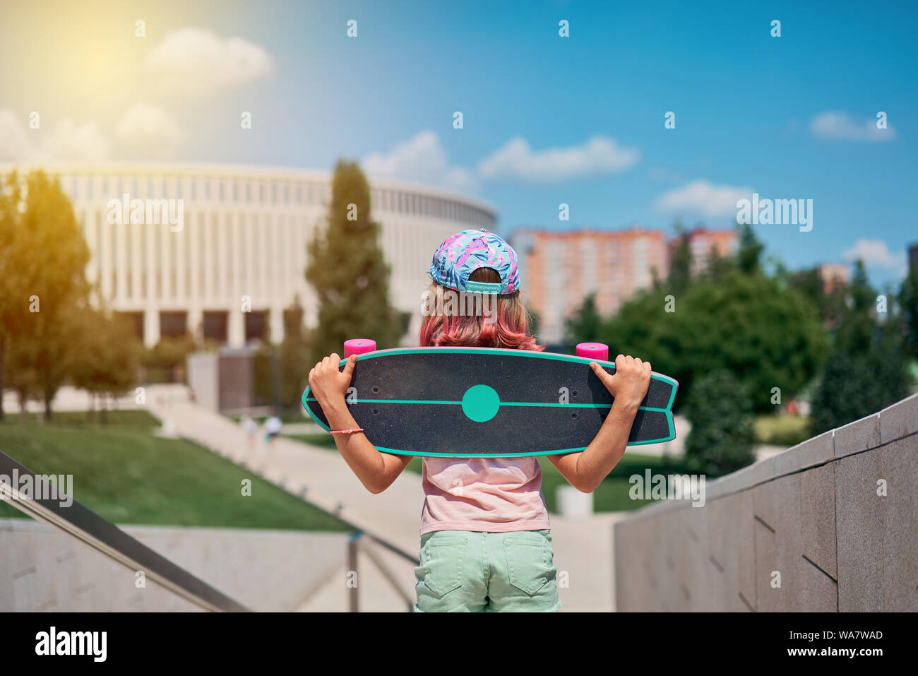 Junge Mädchen skateboarding im Park Stockfoto