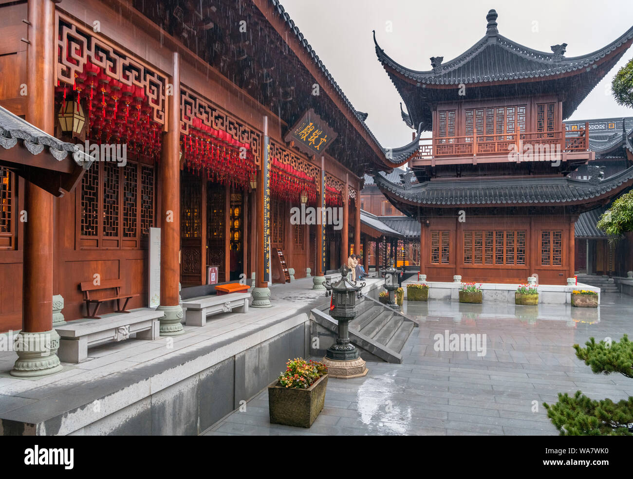 Innenhof im strömenden Regen an der Jade Buddha Tempel, Shanghai, China Stockfoto