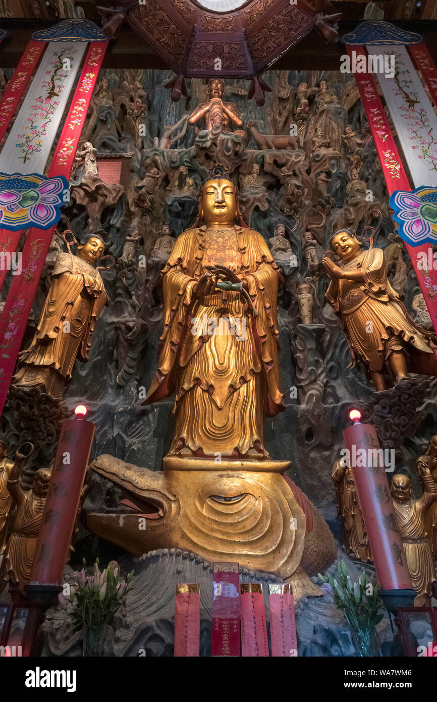 Guanyin Statue, die mit buddhistischen Bodhisattva des Mitgefühls zugeordnet ist, wird die Grand Hall, Jade Buddha Tempel, Shanghai, China Stockfoto