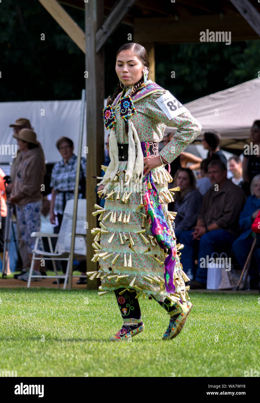 Sept. 3 2017 Mein-Kaa Kee-Boon - Pow Wow in Dowagiac Michigan USA; Eine schöne junge Einheimische Amerircan Frau trägt ein Jingle kleiden, wie sie tanzt Stockfoto