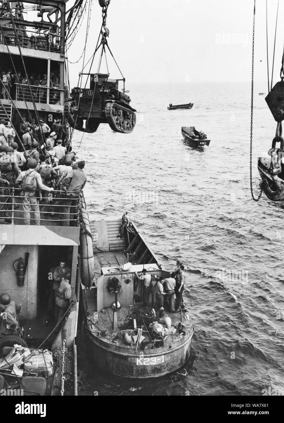 Guadalcanal-Tulagi Anlandungen, 7-9 August 1942. Ein U.S. Marine Corps M2A4 Stuart light Tank ist aus USS Alchiba (AK-23) in ein LCM(2) Landing Craft, die guadalcanal Invasion Strände am ersten Tag der Anlandungen, 7. August 1942 gehisst. Stockfoto