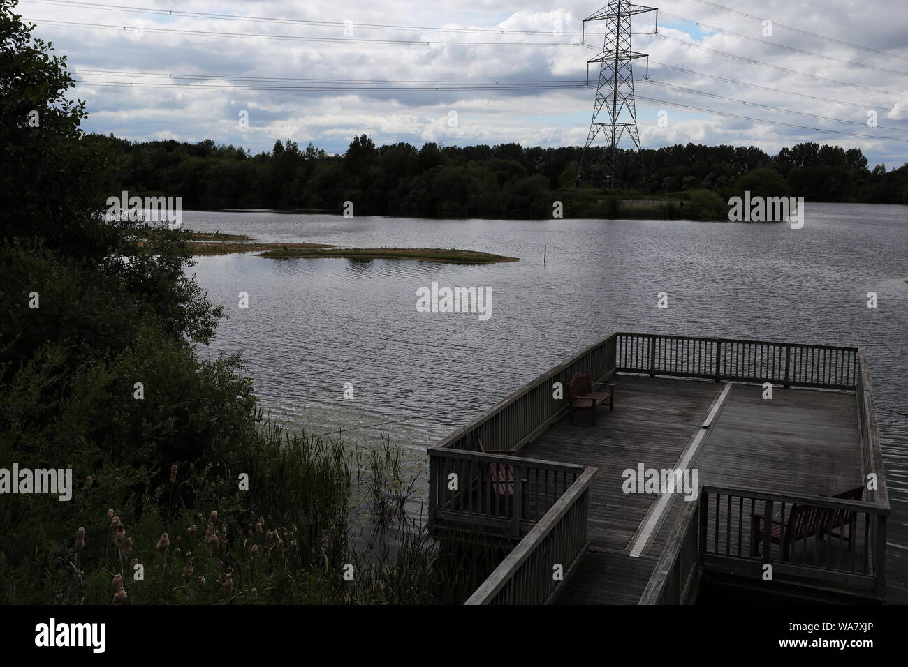 Blick von Bildung und Erfrischungsbereich Deck am Whisby Welt der Natur mit Blick auf den kleinen Pier und den See Stockfoto