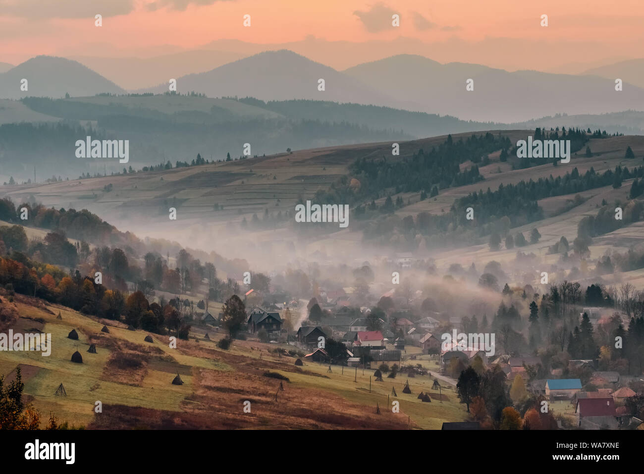 Farbenprächtige Herbstlandschaft im Bergdorf in der Ukraine Stockfoto