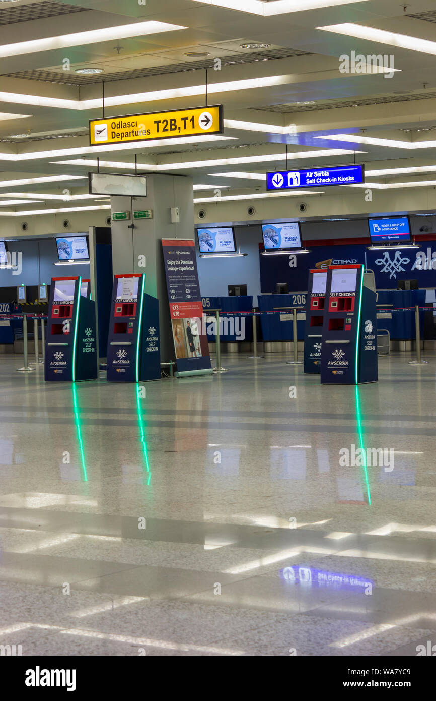 Flug Check-in Lounge und Self Check-in Automaten am Flughafen Nikola Tesla in Belgrad Stadt in Serbien Stockfoto