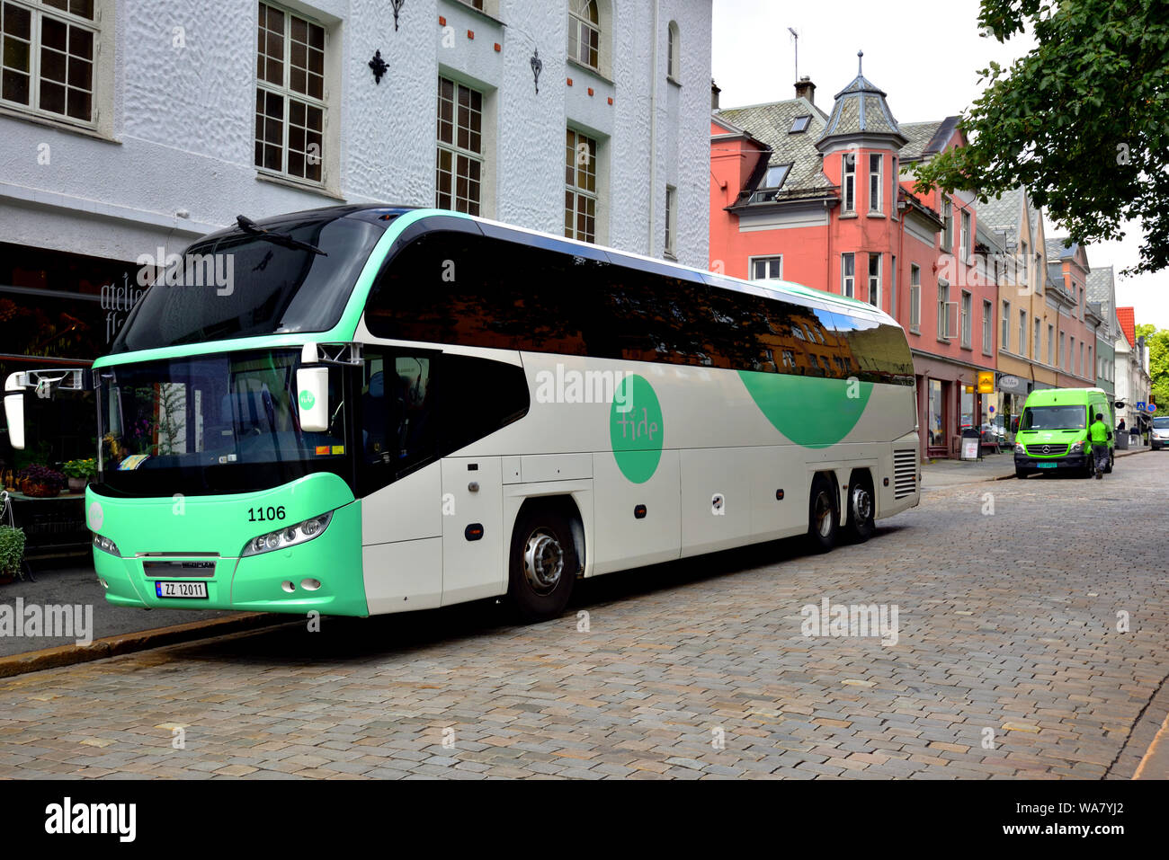 Ein Neoplan Reisebus durch das norwegische Unternehmen Tide Bus betrieben  wird in Bergen, Norwegen gesehen Stockfotografie - Alamy