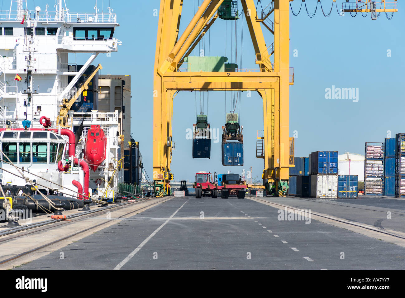 Cargo Container für Export und Import in maritime Terminal. Stockfoto