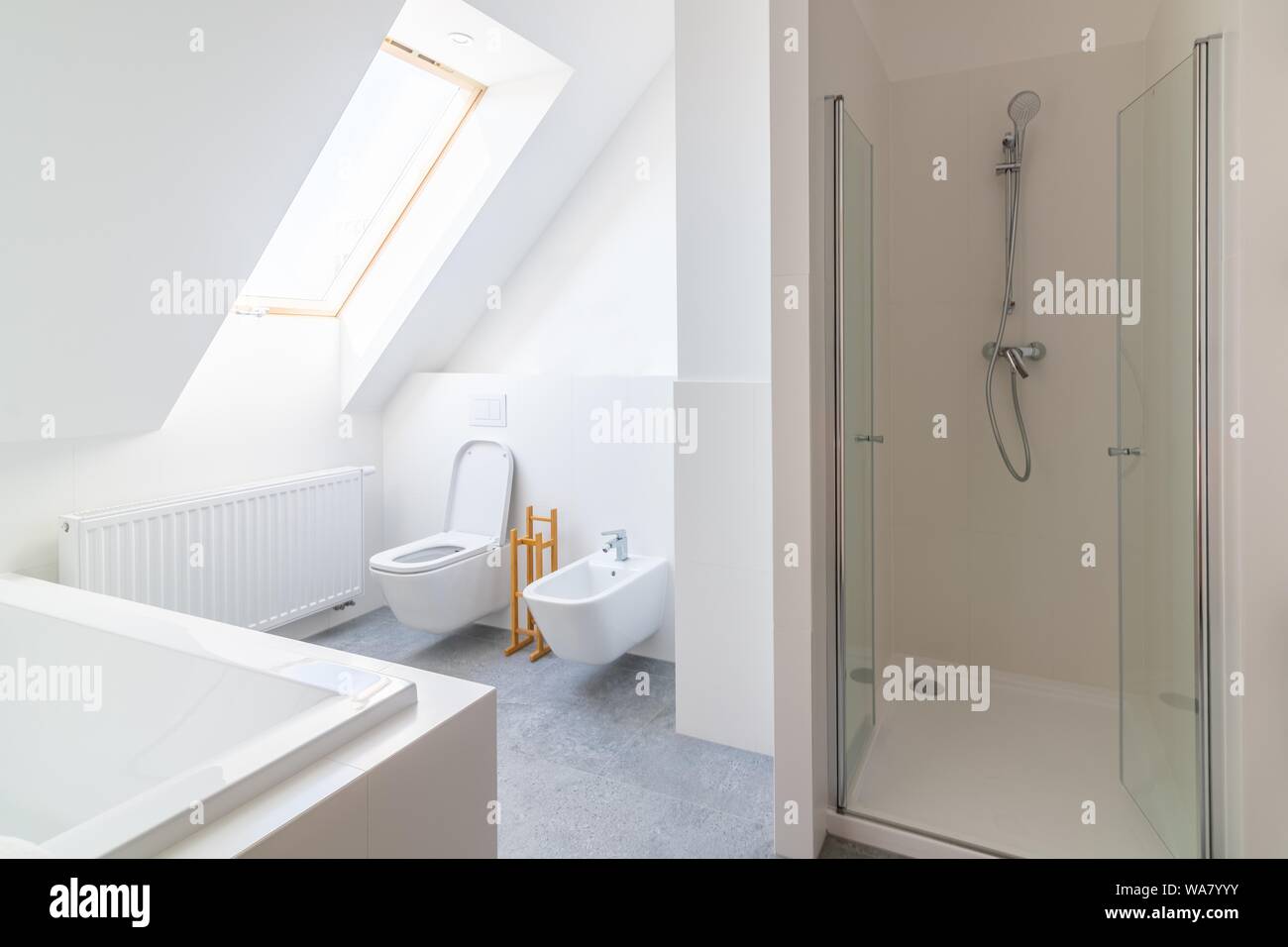 Moderne und helle Wohnung Bad mit WC und Fenster Stockfoto