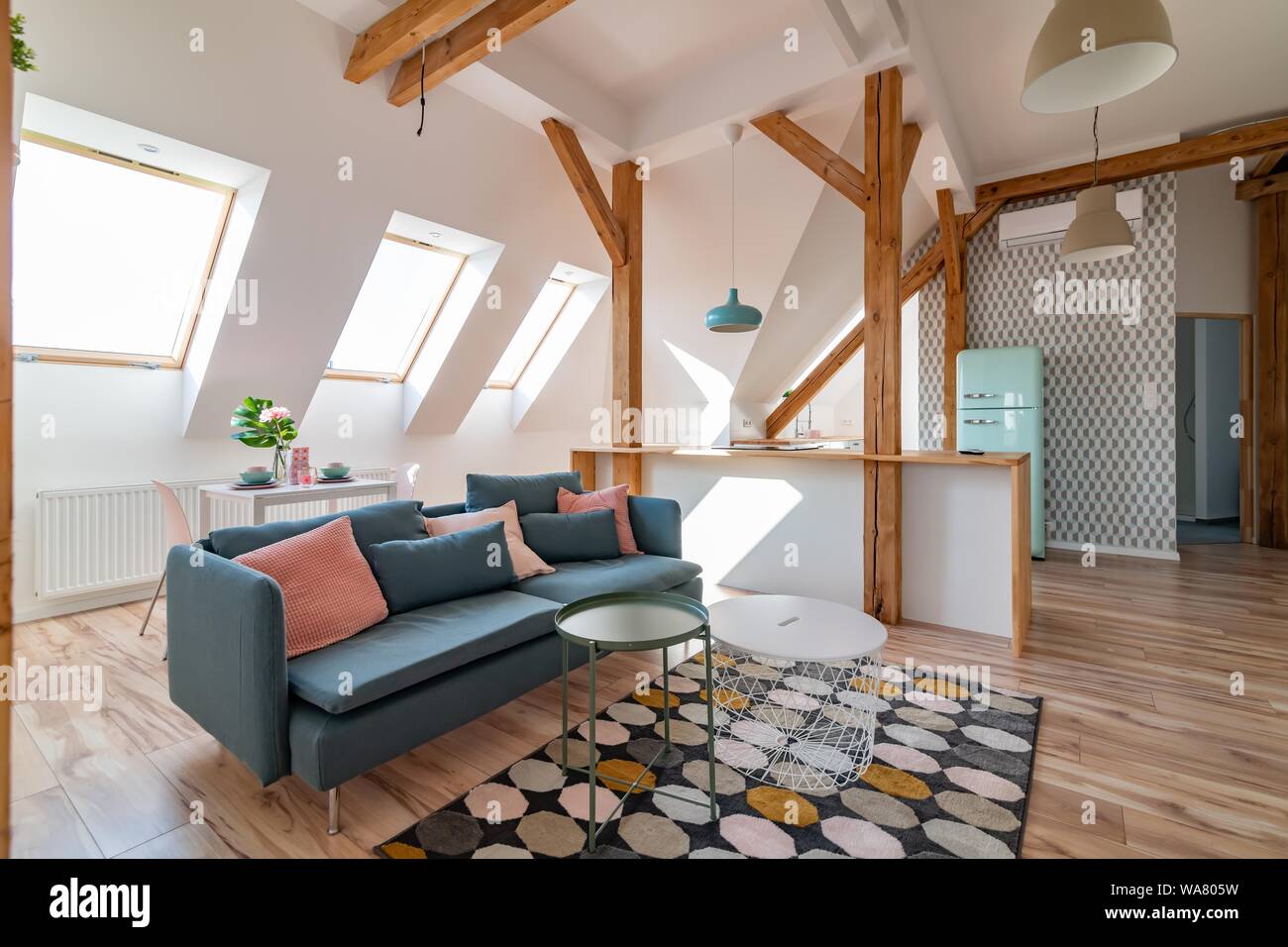Helles Dachgeschoss Küche in der Wohnung. Küche mit Wohnzimmer angeschlossen Stockfoto