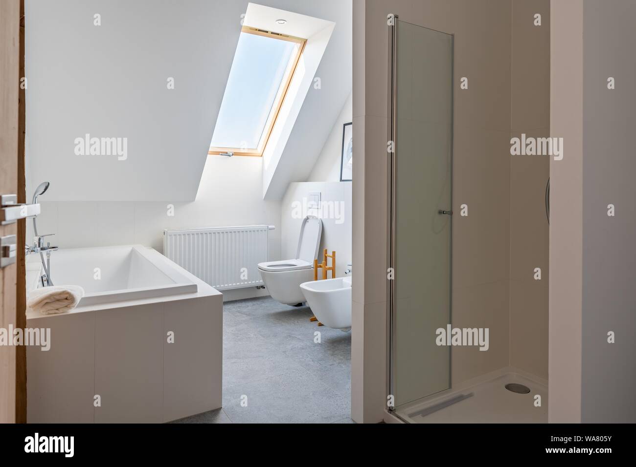Moderne und helle Wohnung Bad in der Loft Apartment Stockfoto